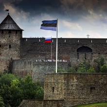 Die estnische Stadt Narwa ist durch eine Brücke mit der russischen Stadt Iwangorod verbunden. Foto: picture alliance / imageBROKER | Roland Marske