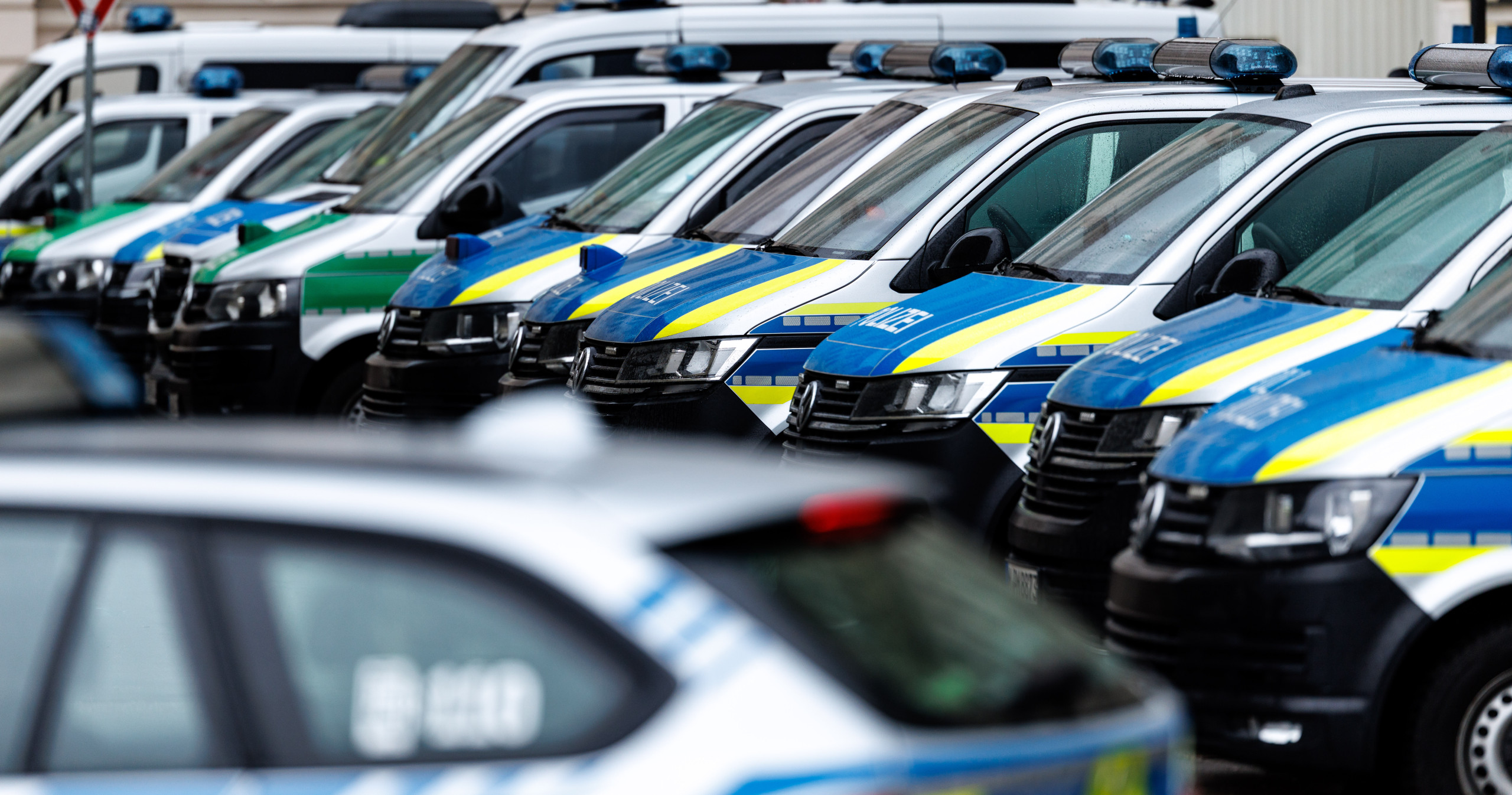 Zahlreiche geparkte Einsatzfahrzeuge der Polizei in Bayern.