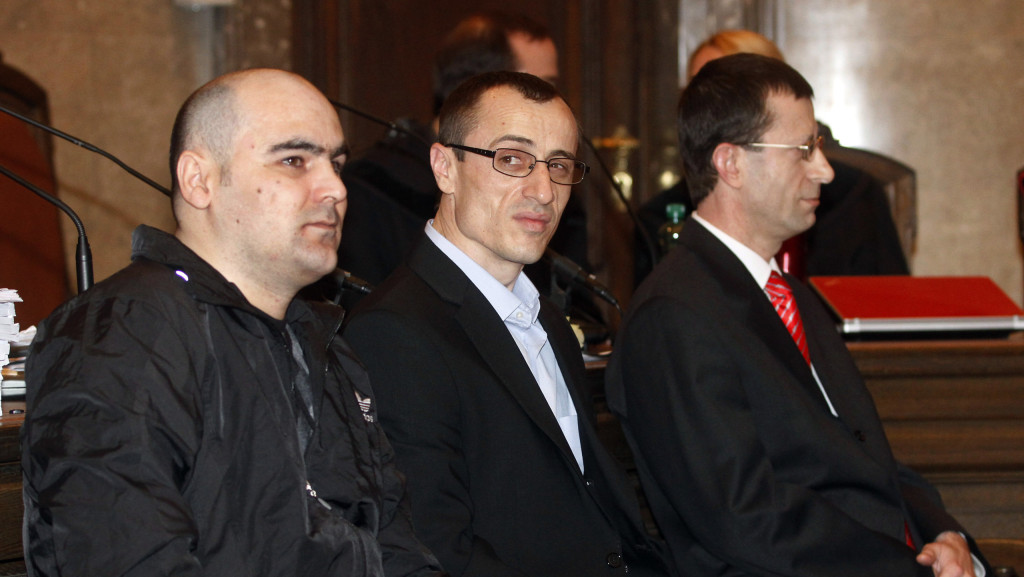 Sulejman Dadaev (Mitte) wurde 2011 wegen der Behilfe zum Mord an Umar Israilow zu 19 Jahren Haft verurteilt. Im Jahr 2022 konnte er vorzeitig nach Russland zurückkehren. Foto: picture alliance / ASSOCIATED PRESS | Ronald Zak