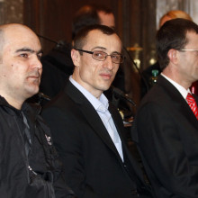 Sulejman Dadaev (Mitte) wurde 2011 wegen der Behilfe zum Mord an Umar Israilow zu 19 Jahren Haft verurteilt. Im Jahr 2022 konnte er vorzeitig nach Russland zurückkehren. Foto: picture alliance / ASSOCIATED PRESS | Ronald Zak