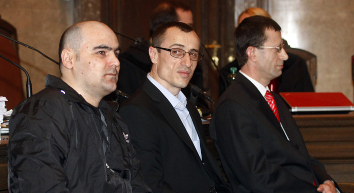 Sulejman Dadaev (Mitte) wurde 2011 wegen der Behilfe zum Mord an Umar Israilow zu 19 Jahren Haft verurteilt. Im Jahr 2022 konnte er vorzeitig nach Russland zurückkehren. Foto: picture alliance / ASSOCIATED PRESS | Ronald Zak