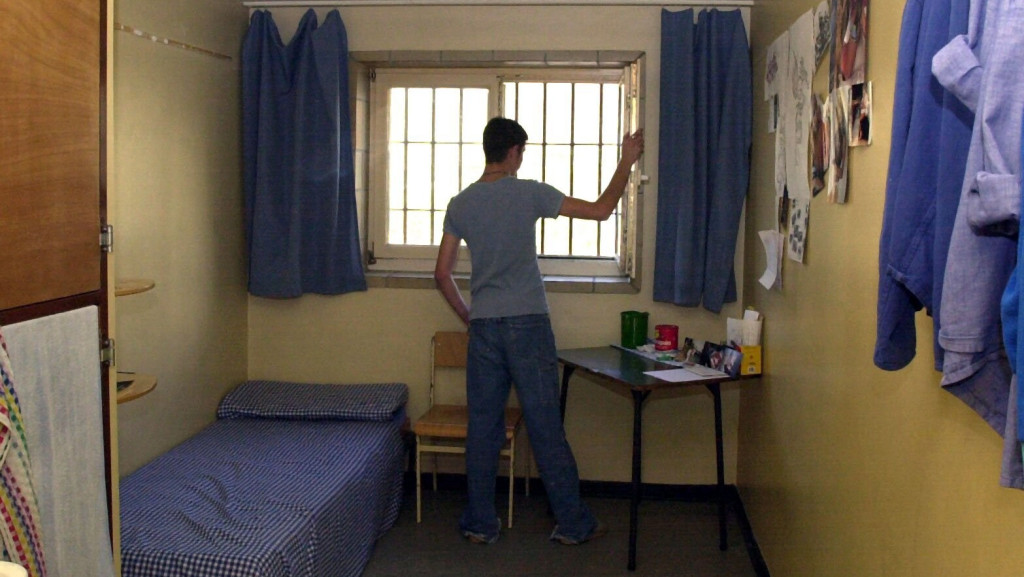 Ein Häftling steht in der Jugendstrafanstalt Adelsheim an seinem Zellenfenster.