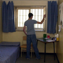 Ein Häftling steht in der Jugendstrafanstalt Adelsheim an seinem Zellenfenster.