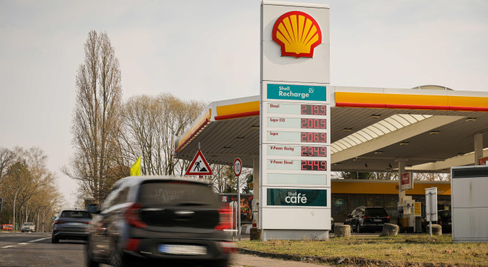 Eine Tankstelle und ein vorbeifahrendes Auto