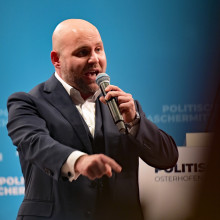 Markus Frohnmaier auf einer Bühne beim politischen Aschermittwoch der AfD Bayern