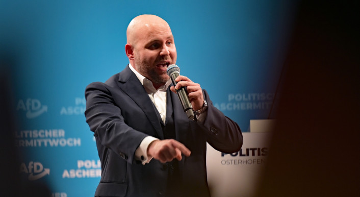 Markus Frohnmaier auf einer Bühne beim politischen Aschermittwoch der AfD Bayern
