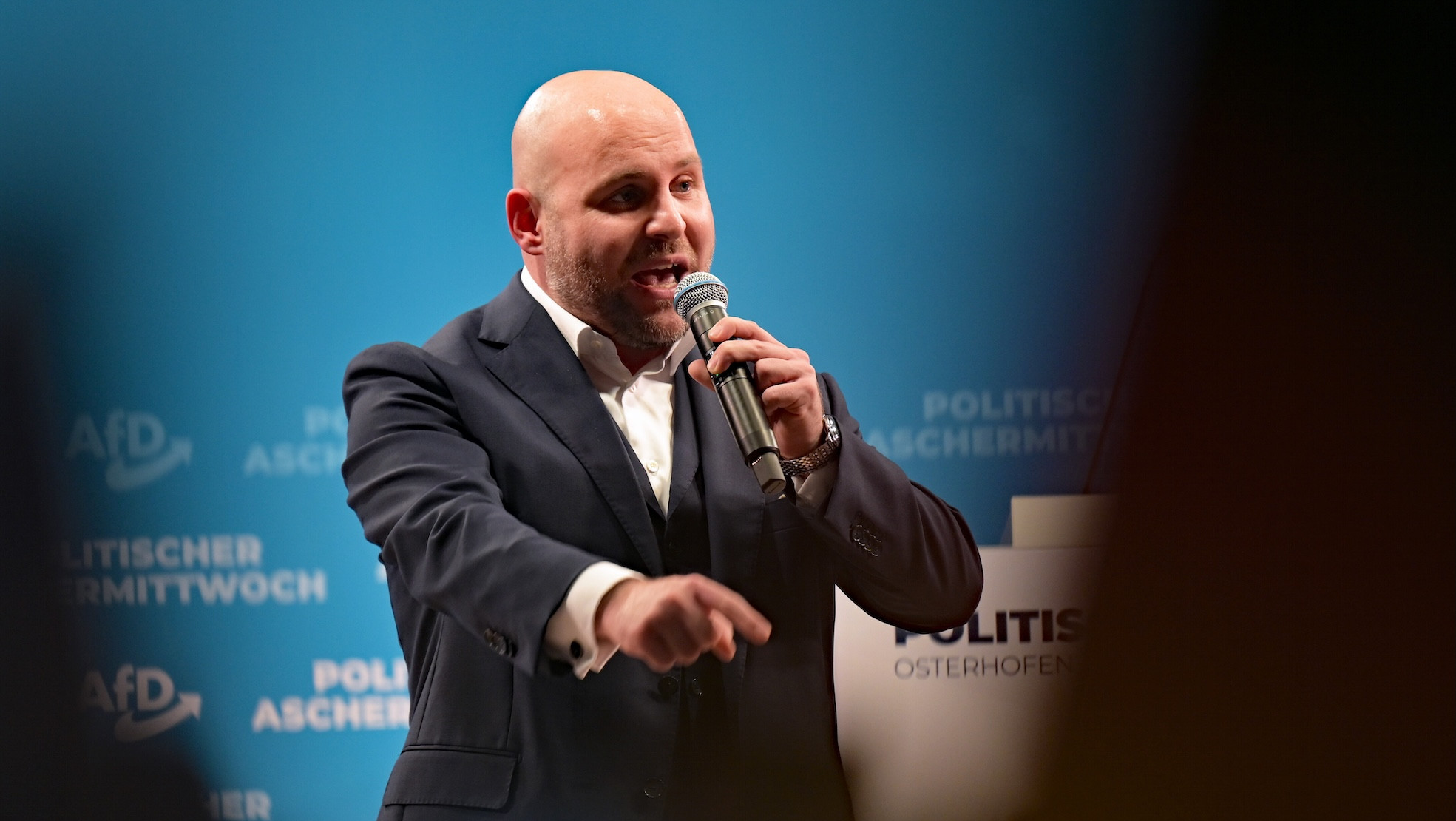 Markus Frohnmaier auf einer Bühne beim politischen Aschermittwoch der AfD Bayern