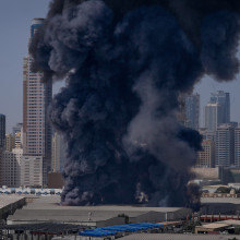 Durch Angriffe des Iran wurde in Dubai unter anderem eine Lagerhalle in Brand gesetzt, wie dieses Foto zeigt. Andere Aufnahmen, die kursieren, zeigen jedoch nicht Dubai.