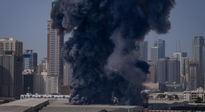 Durch Angriffe des Iran wurde in Dubai unter anderem eine Lagerhalle in Brand gesetzt, wie dieses Foto zeigt. Andere Aufnahmen, die kursieren, zeigen jedoch nicht Dubai.
