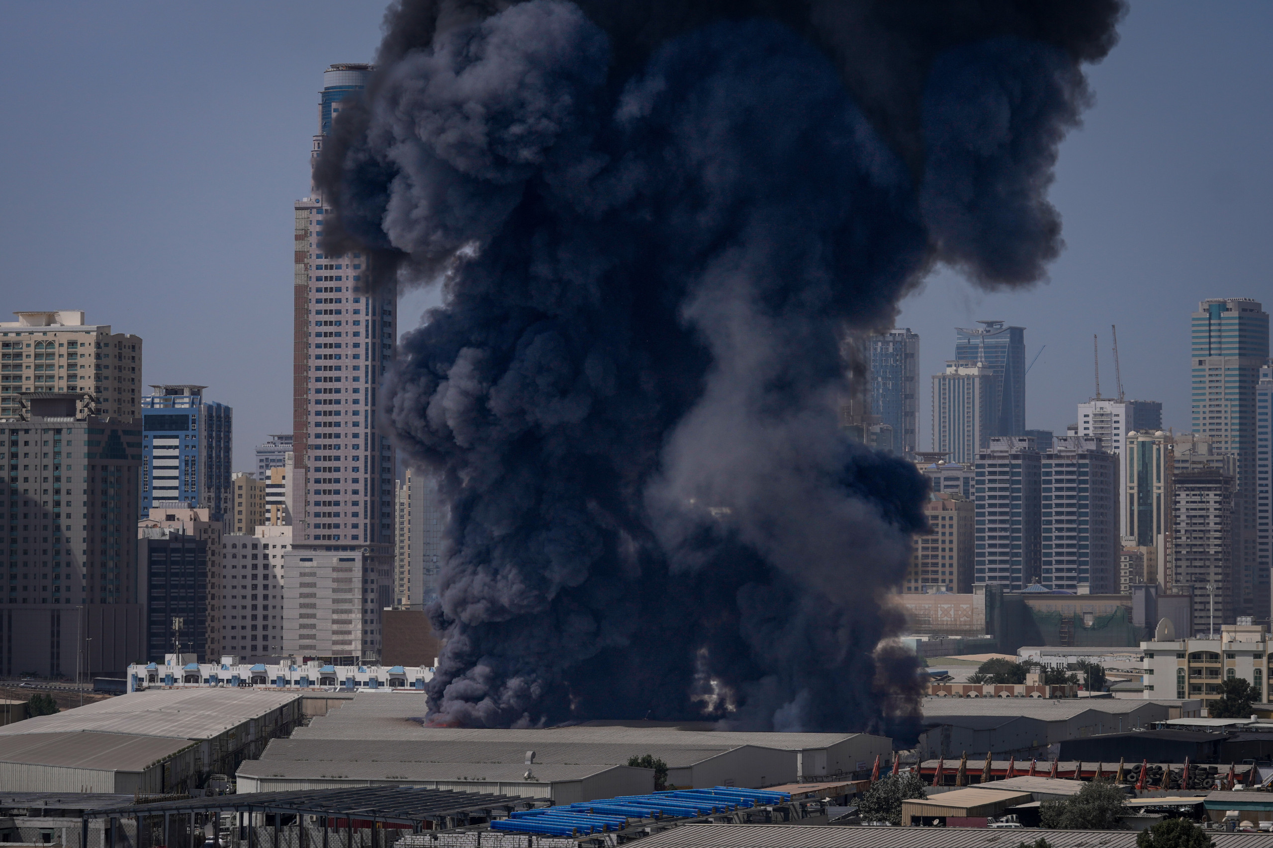 Durch Angriffe des Iran wurde in Dubai unter anderem eine Lagerhalle in Brand gesetzt, wie dieses Foto zeigt. Andere Aufnahmen, die kursieren, zeigen jedoch nicht Dubai.