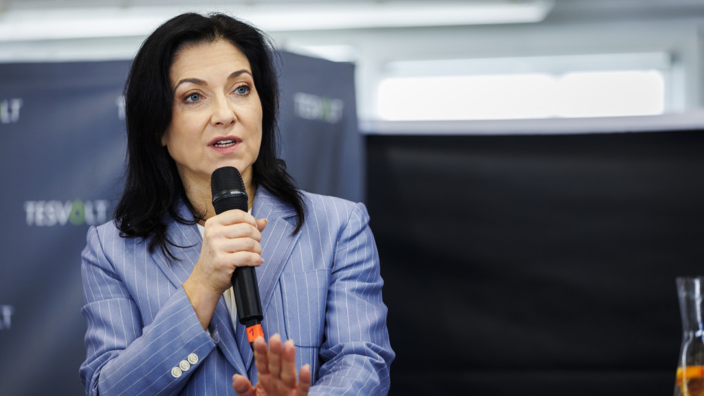 Katherina Reiche auf einem Podium bei einer Rede