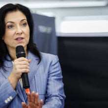 Katherina Reiche auf einem Podium bei einer Rede