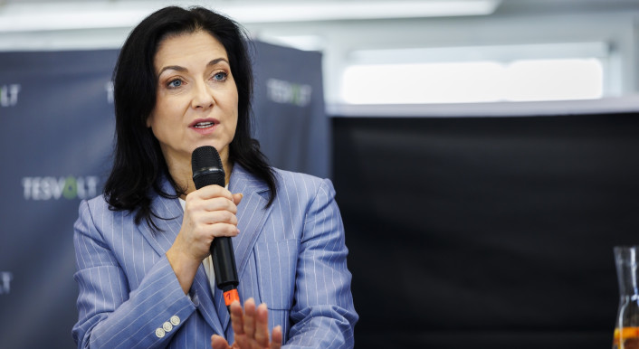 Katherina Reiche auf einem Podium bei einer Rede