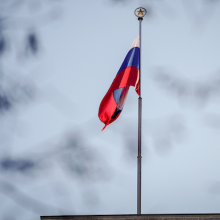 Bild einer russischen Flagge, die an einem Fahnenmast hängt.