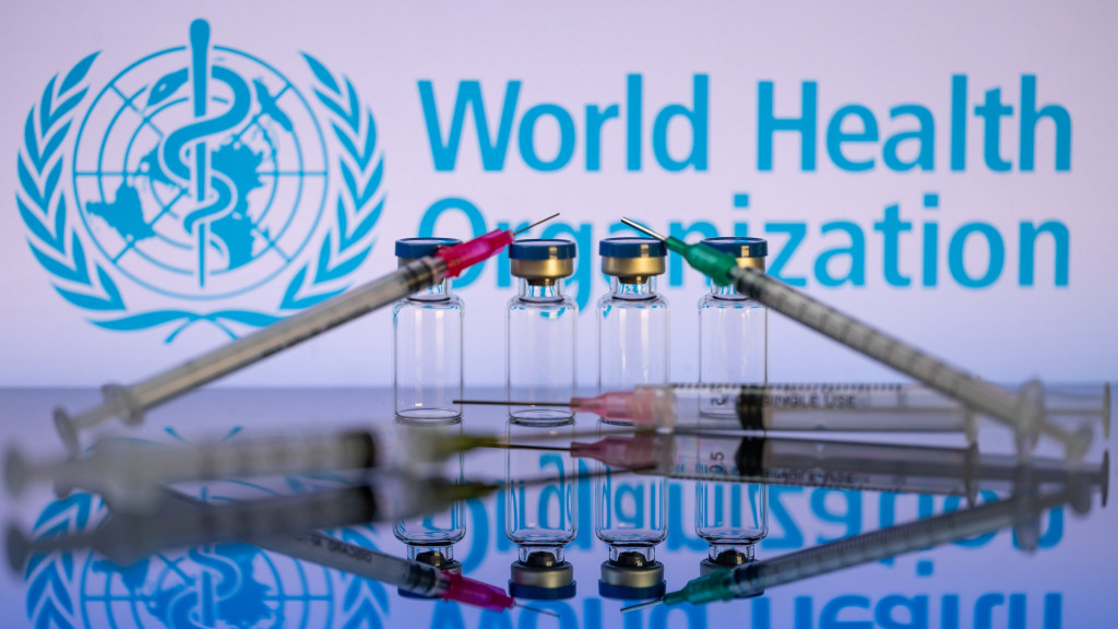 Impfstoff Ampullen vor dem Logo der WHO