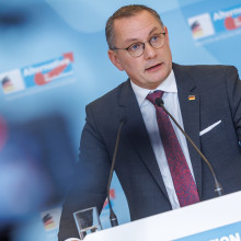 Tino Chrupalla (AfD), bei einem Statement der AfD am 04.11.25 in Berlin.