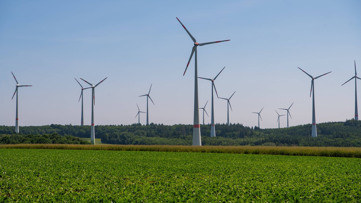 Windräder auf einem Feld