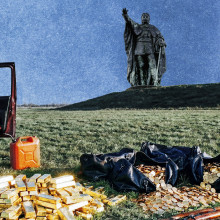 Das KI-generierte Bild zeigt Ein Auto, Goldbarren, Golsmünzen, ein Benzinkanister, Schusswaffen und die Statue von Kaiser Wilhelm an der Porta Westfalica