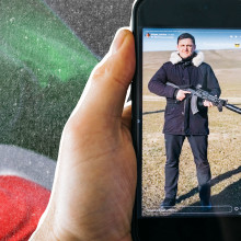 Die Collage zeigt ein Handy, das von einer Hand gehalten wird. Auf dem Handybildschirm posiert der AfD-Influencer Noah Krieger mit einer Waffe.