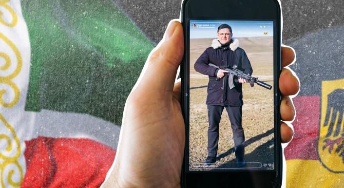 Die Collage zeigt ein Handy, das von einer Hand gehalten wird. Auf dem Handybildschirm posiert der AfD-Influencer Noah Krieger mit einer Waffe.