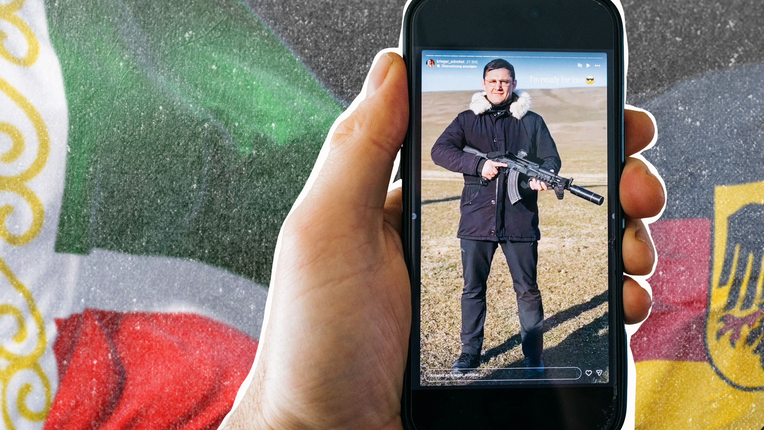 Die Collage zeigt ein Handy, das von einer Hand gehalten wird. Auf dem Handybildschirm posiert der AfD-Influencer Noah Krieger mit einer Waffe.