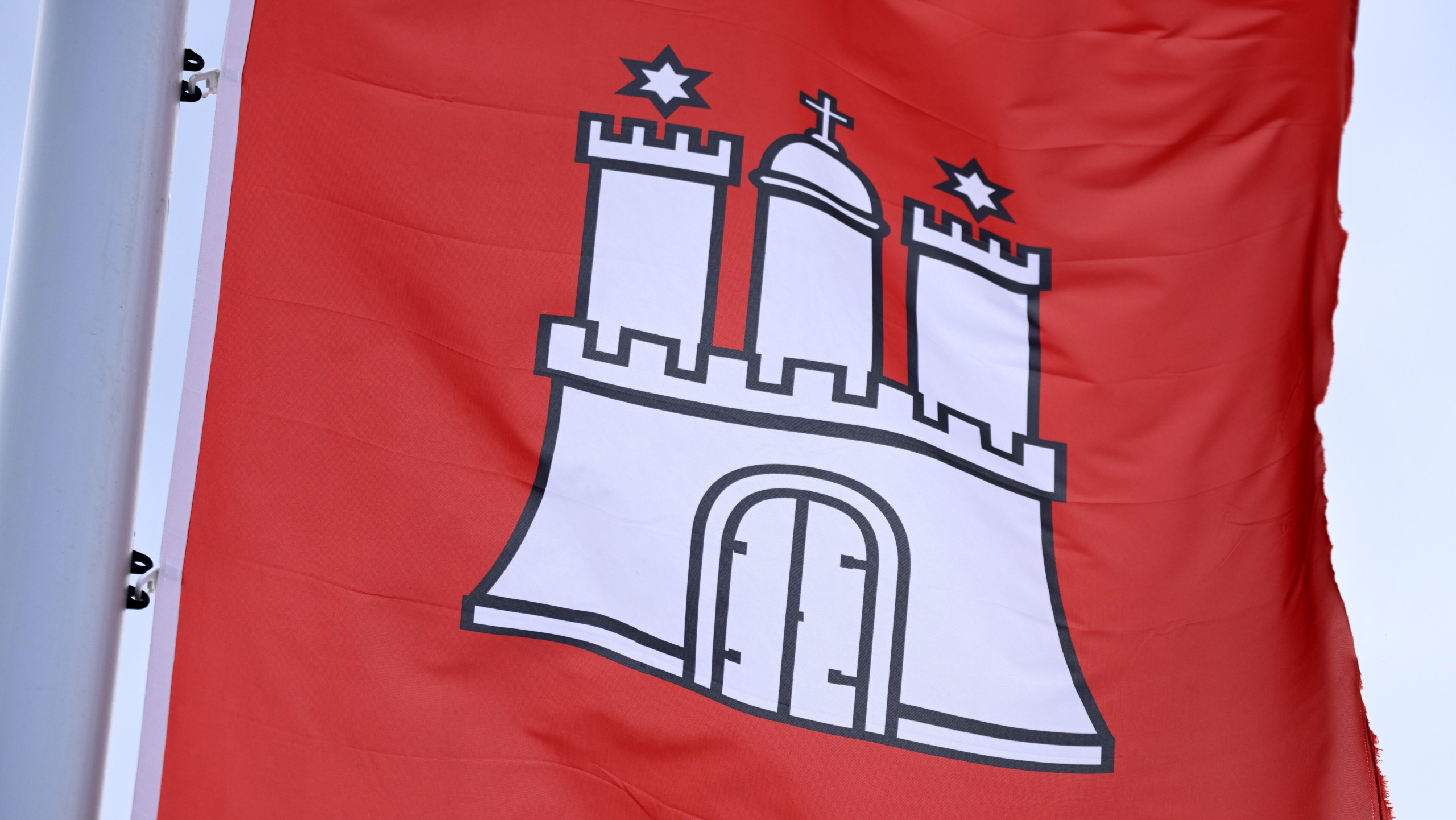 Online empört sich die AfD darüber, dass Flüchtlinge in Hamburg in modernen Wohnungen untergebracht werden