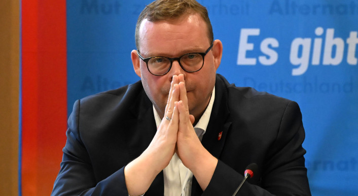 Das Foto zeigt Ansgar Schledde, AfD-Landeschef in Niedersachsen. Er sieht bedrückt aus und hat die Hände vor dem Gesicht zusammengefaltet, die Handflächen zeigen zueinander. Die Staatsanwwaltschaft Hannover ermittelt gegen Schledde und zehn weitere Personen der AfD Niedersachsen.