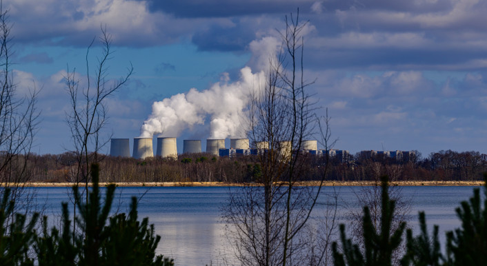 Kraftwerk im Hintergrund, Fluss im Vordergurnd
