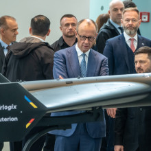 Bundeskanzler Friedrich Merz mit dem ukrainischen Präsidenten Wolodymyr Selenskyj bei einer Ausstellung von deutsch-ukrainischen Co-Produktionen am 14. April 2026 im Bundeskanzleramt. Das Unternehmen Airlogix findet sich auf einer möglichen Zielliste des russischen Verteidigungsministeriums. (Foto: picture alliance/dpa | Michael Kappeler)