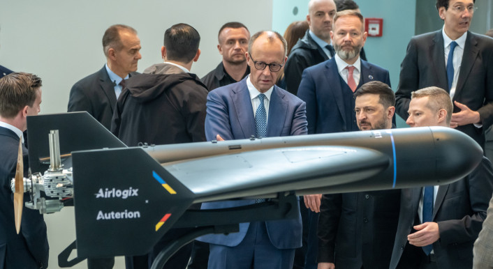 Bundeskanzler Friedrich Merz mit dem ukrainischen Präsidenten Wolodymyr Selenskyj bei einer Ausstellung von deutsch-ukrainischen Co-Produktionen am 14. April 2026 im Bundeskanzleramt. Das Unternehmen Airlogix findet sich auf einer möglichen Zielliste des russischen Verteidigungsministeriums. (Foto: picture alliance/dpa | Michael Kappeler)