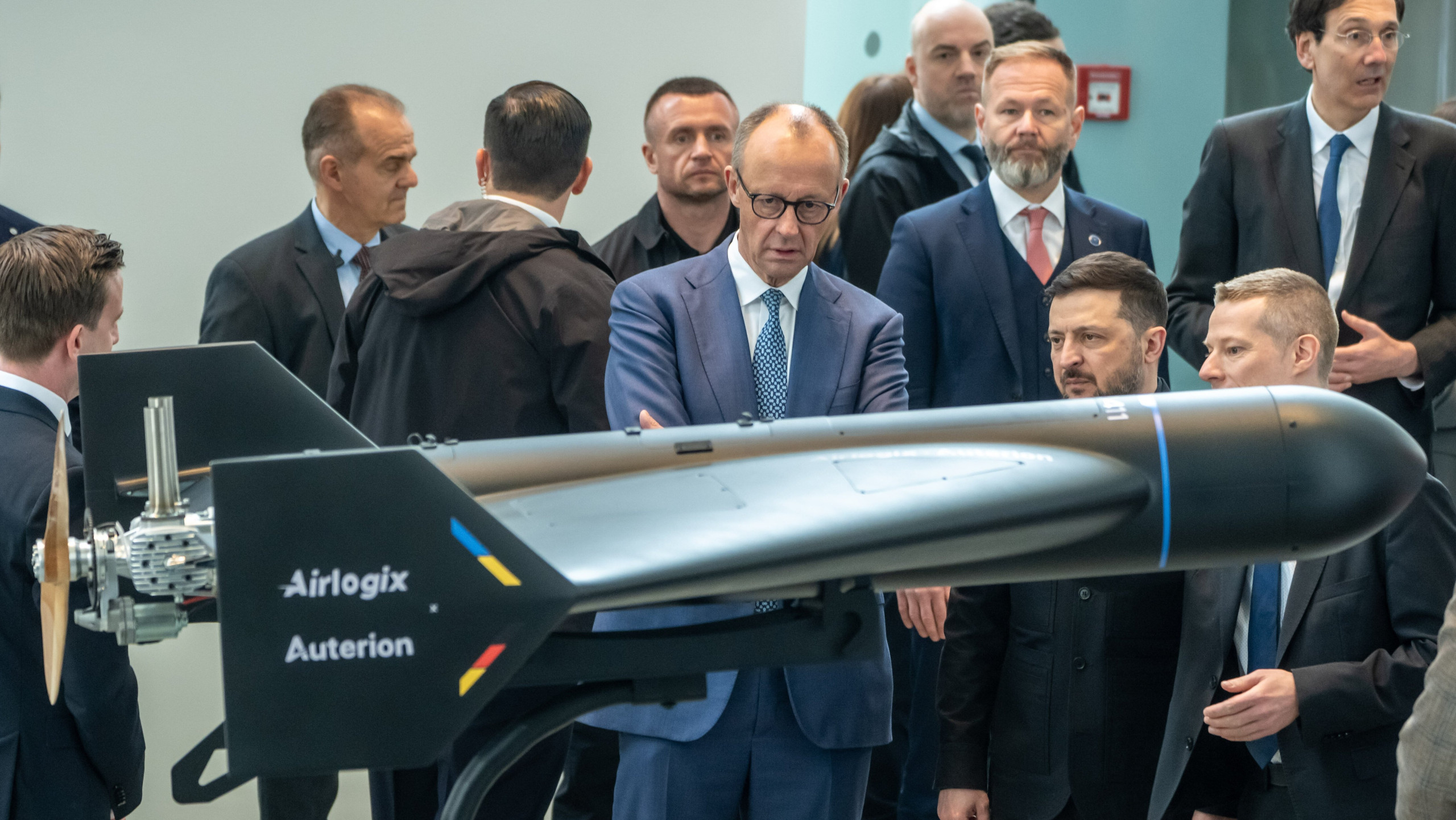 Bundeskanzler Friedrich Merz mit dem ukrainischen Präsidenten Wolodymyr Selenskyj bei einer Ausstellung von deutsch-ukrainischen Co-Produktionen am 14. April 2026 im Bundeskanzleramt. Das Unternehmen Airlogix findet sich auf einer möglichen Zielliste des russischen Verteidigungsministeriums. (Foto: picture alliance/dpa | Michael Kappeler)