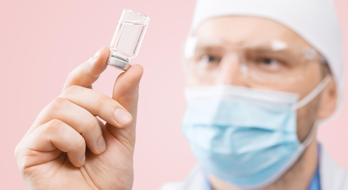 Ein Arzt hält ein Fläschchen mit Impfstoff in der Hand (Foto: Waldemar Thaut / Zoonar / Picture Alliance)