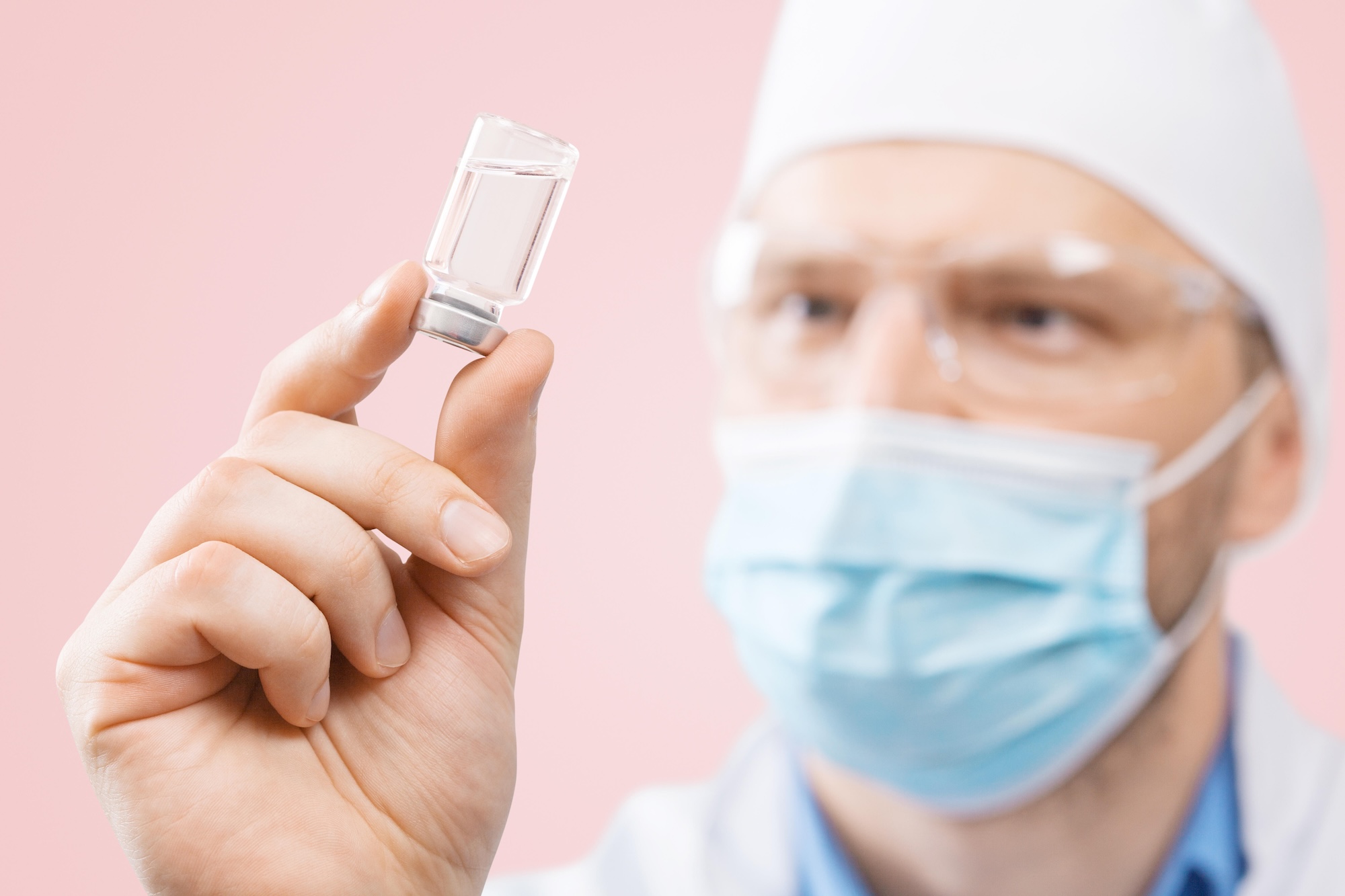 Ein Arzt hält ein Fläschchen mit Impfstoff in der Hand (Foto: Waldemar Thaut / Zoonar / Picture Alliance)