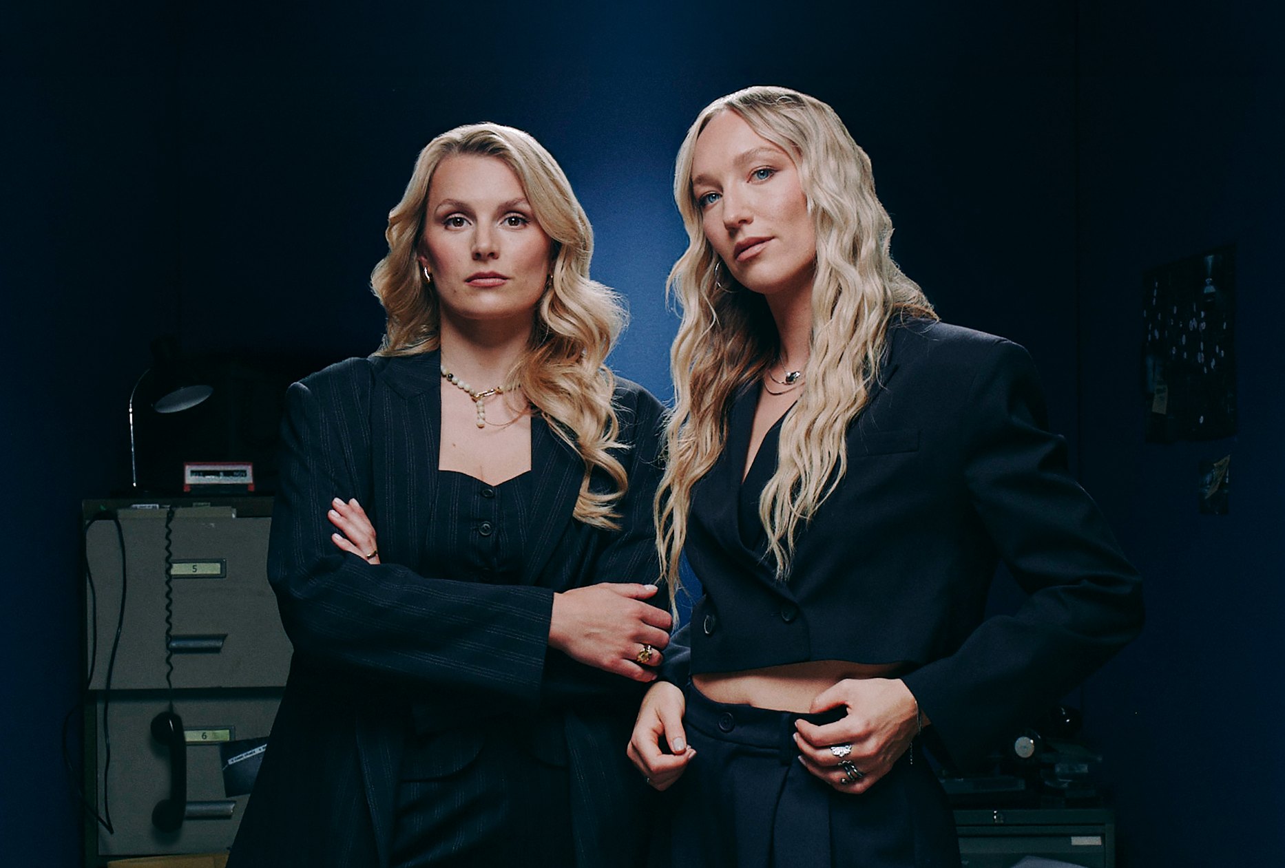 "Wir haben unterzeichnet, weil es endlich volle Transparenz zu sexualisierter Gewalt innerhalb der katholischen Kirche braucht. Zu viele Fragen rund um die Missbrauchsfälle sind bis heute unbeantwortet. Betroffene haben ein Recht auf Aufklärung, Anerkennung und Gerechtigkeit." Leonie Bartsch & Linn Schütze von MORD AUF EX
(© Christoph Köstlin)