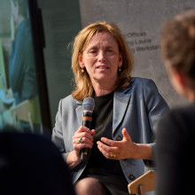 Bundesbildungsministerin Karin Prien im Gespräch mit CORRECTIV-Chefredakteur Justus von Daniels und Publix-Intendantin Maria Exner.