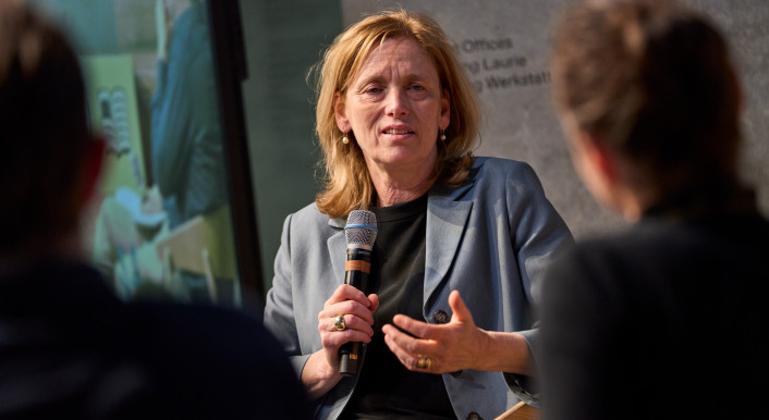 Bundesbildungsministerin Karin Prien im Gespräch mit CORRECTIV-Chefredakteur Justus von Daniels und Publix-Intendantin Maria Exner.