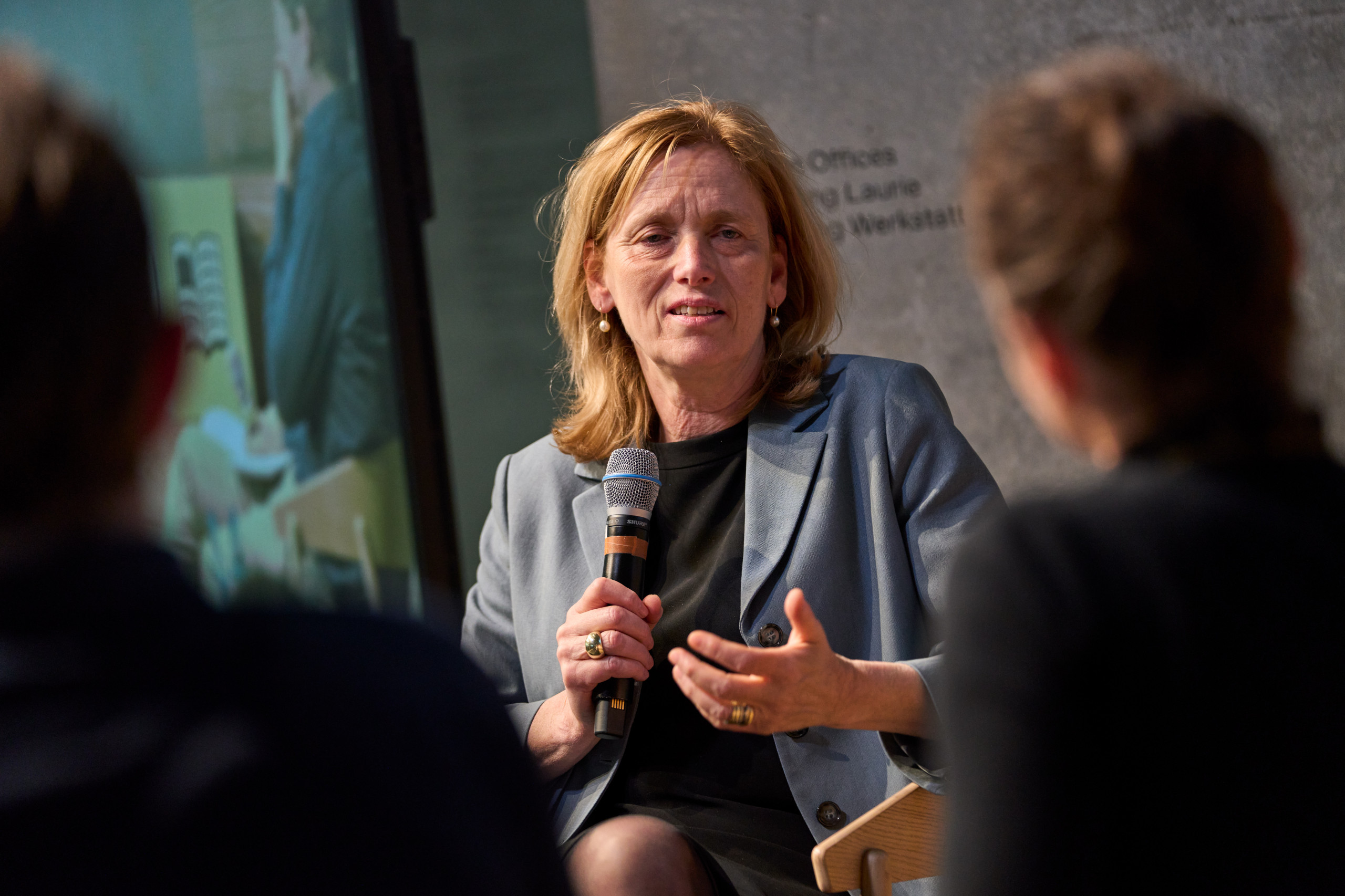 Bundesbildungsministerin Karin Prien im Gespräch mit CORRECTIV-Chefredakteur Justus von Daniels und Publix-Intendantin Maria Exner.