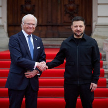 Anders als in pro-russischer Desinformation behauptet wird, schüttelte der schwedische König Carl Gustaf bei einem Treffen am 17. April 2026 in Lwiw, Ukraine, die Hand von Wolodymyr Selenskyj (Foto: ABACA / Picture Alliance)