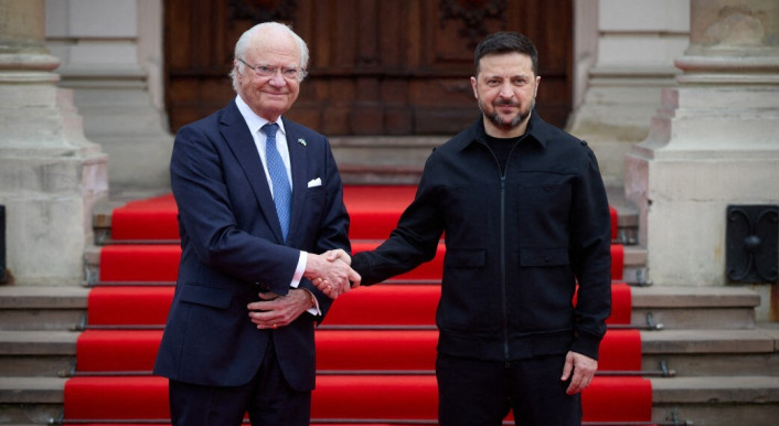 Anders als in pro-russischer Desinformation behauptet wird, schüttelte der schwedische König Carl Gustaf bei einem Treffen am 17. April 2026 in Lwiw, Ukraine, die Hand von Wolodymyr Selenskyj (Foto: ABACA / Picture Alliance)