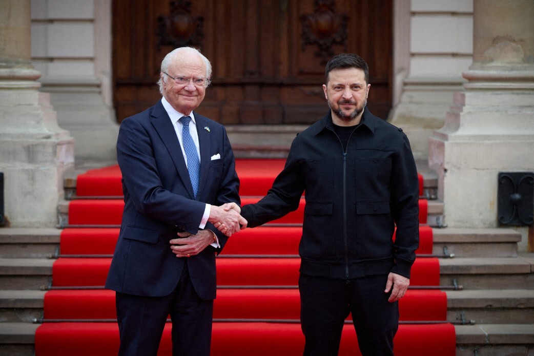 Anders als in pro-russischer Desinformation behauptet wird, schüttelte der schwedische König Carl Gustaf bei einem Treffen am 17. April 2026 in Lwiw, Ukraine, die Hand von Wolodymyr Selenskyj (Foto: ABACA / Picture Alliance)