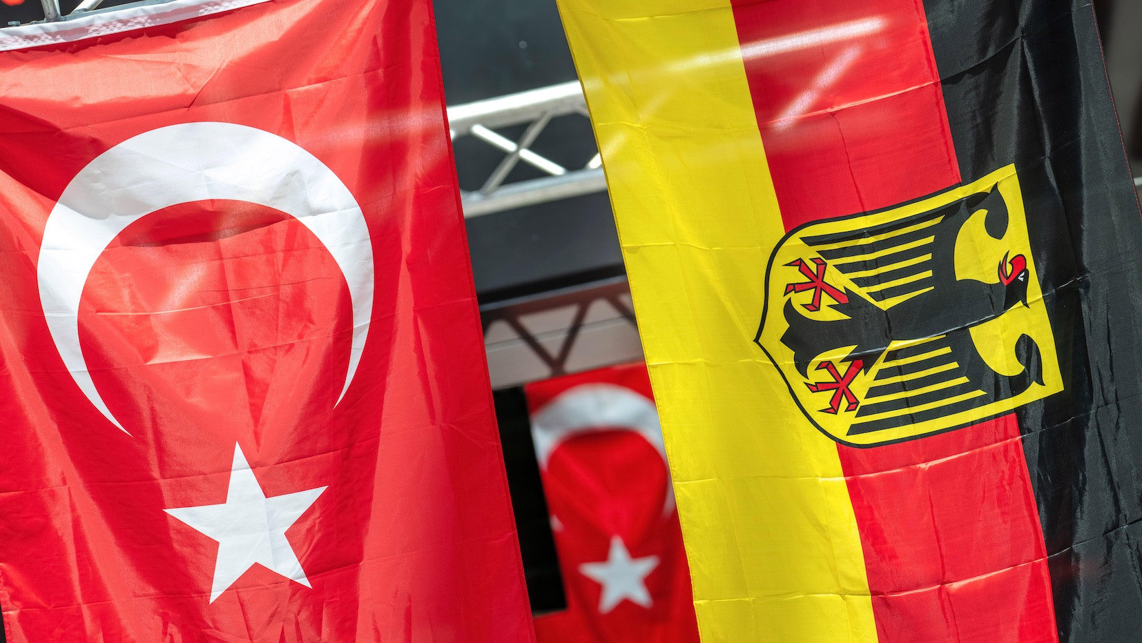 die deutsche und türkische Flagge