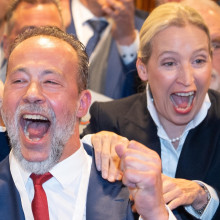 AfD-Spitzenkandidat Jan Bollinger mit der AfD-Bundesvorsitzenden Alice Weidel bei der Bekanntgabe der ersten Prognose um 18:00 Uhr