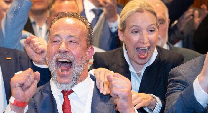 AfD-Spitzenkandidat Jan Bollinger mit der AfD-Bundesvorsitzenden Alice Weidel bei der Bekanntgabe der ersten Prognose um 18:00 Uhr