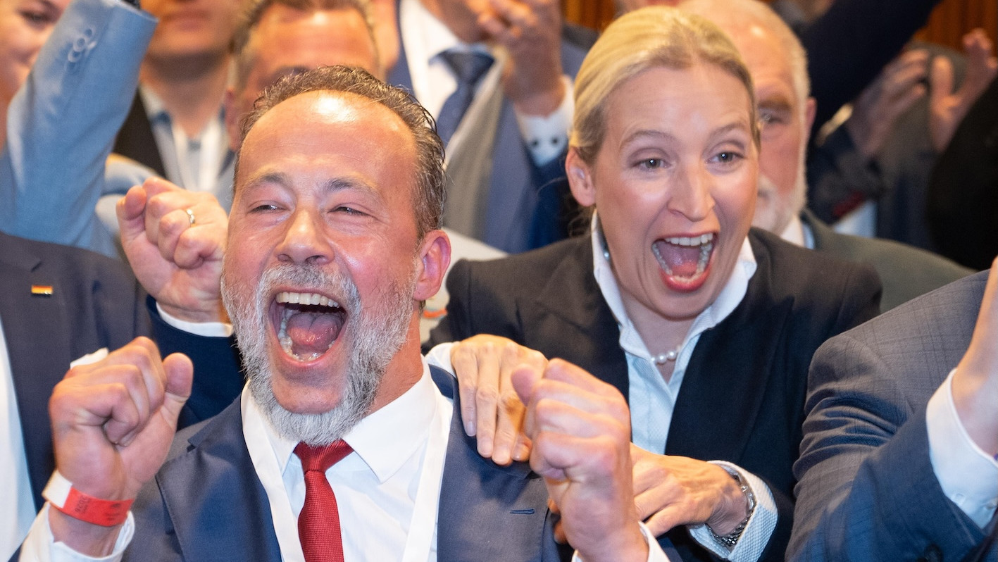 AfD-Spitzenkandidat Jan Bollinger mit der AfD-Bundesvorsitzenden Alice Weidel bei der Bekanntgabe der ersten Prognose um 18:00 Uhr
