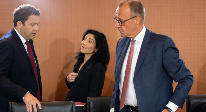 Lars Klingebeil, Katherina Reiche und Friedrich Merz (v.l.n.r.): Drei Politiker auf der Suche nach der deutschen Klimastrategie.