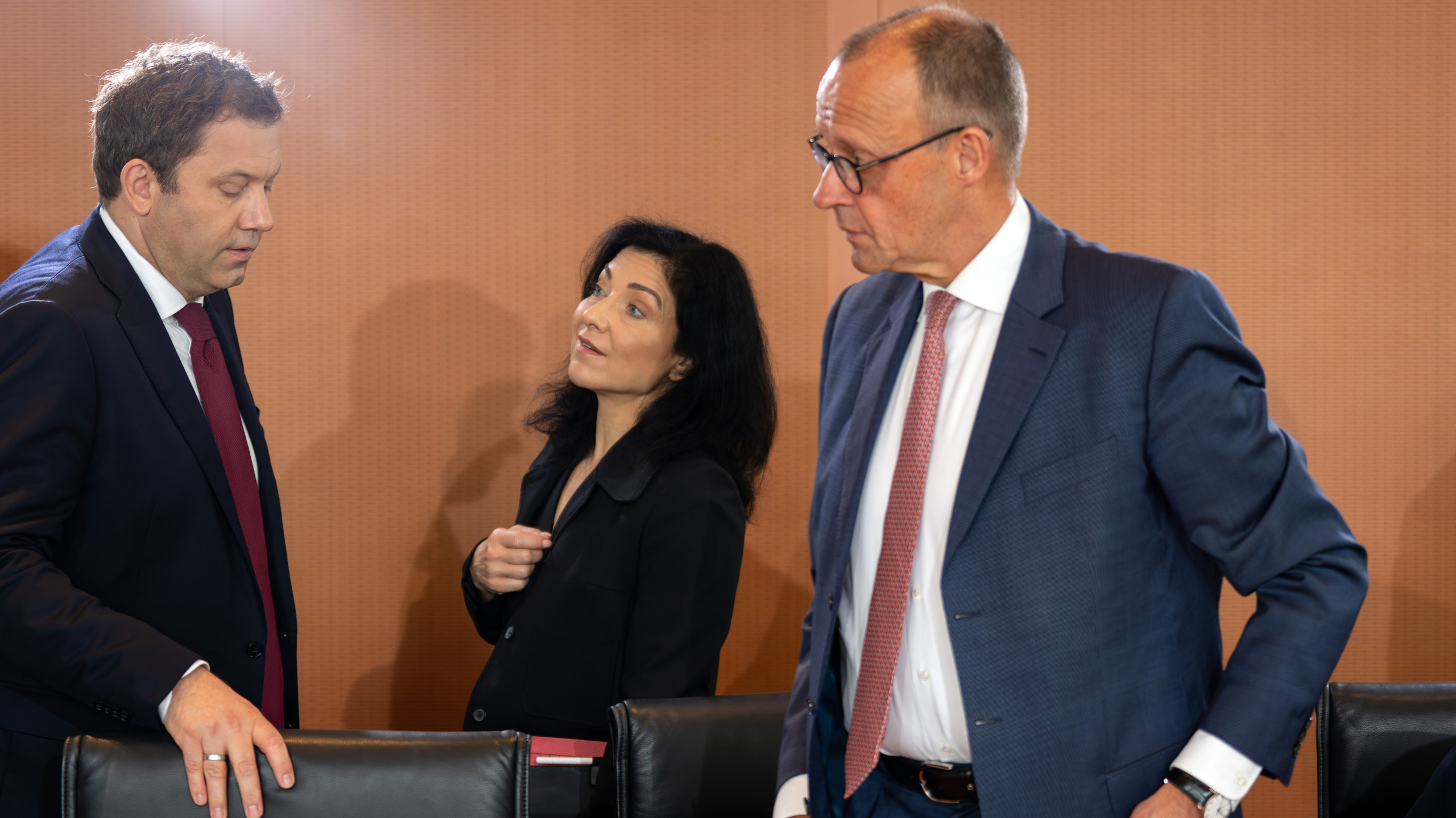 Lars Klingebeil, Katherina Reiche und Friedrich Merz (v.l.n.r.): Drei Politiker auf der Suche nach der deutschen Klimastrategie.