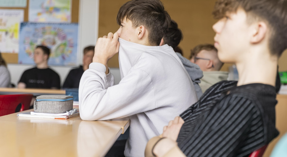 Jugendliche sitzen in einer Schulklasse