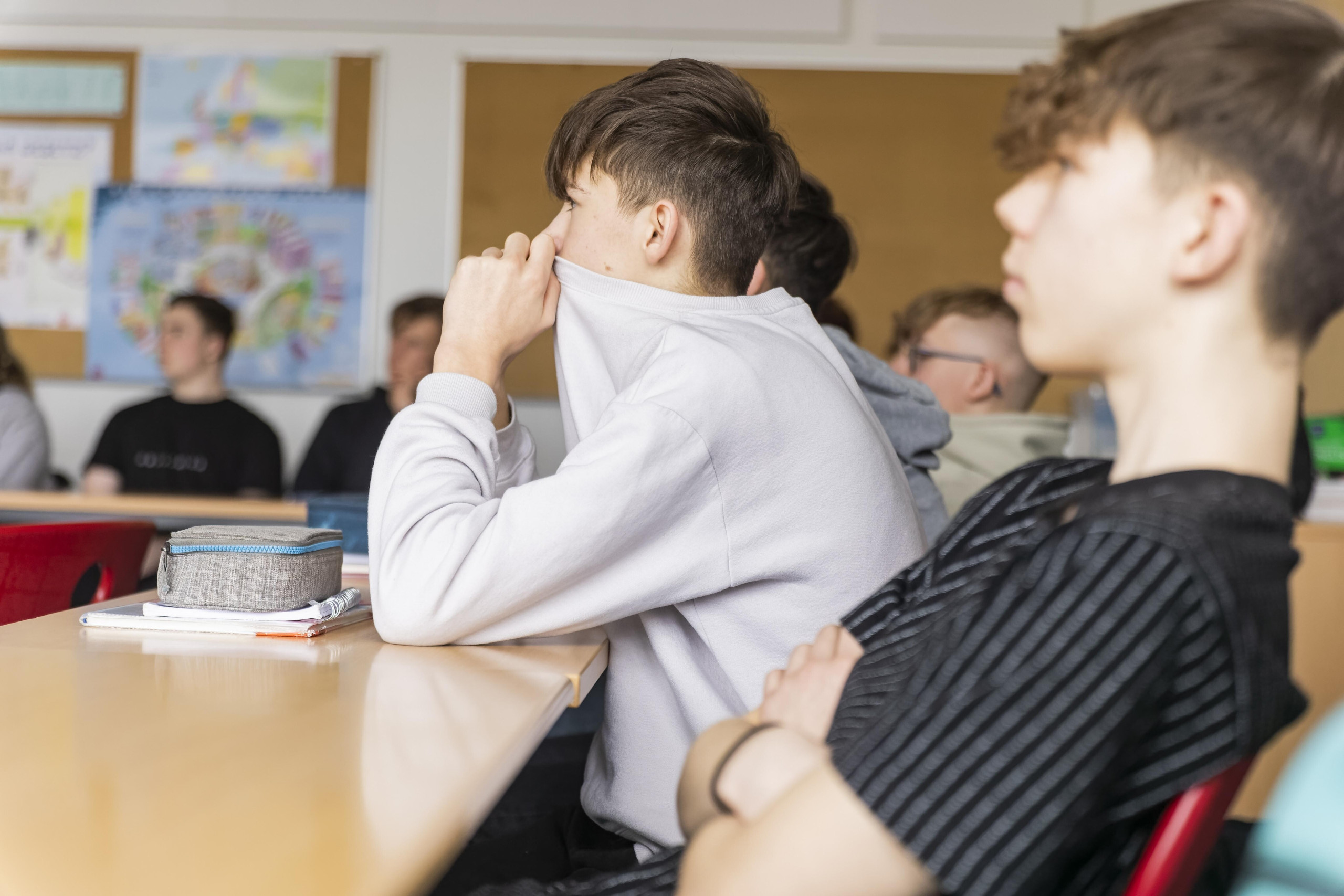Jugendliche sitzen in einer Schulklasse