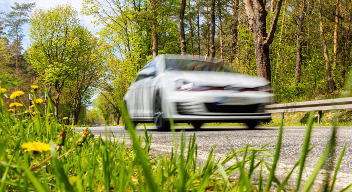 Hohe Geschwindigkeit erhöht den Luftwiderstand und damit den Verbrauch beim Autofahren. (Bild: Maurice Tricatelle / Zoonar / Picture Alliance)