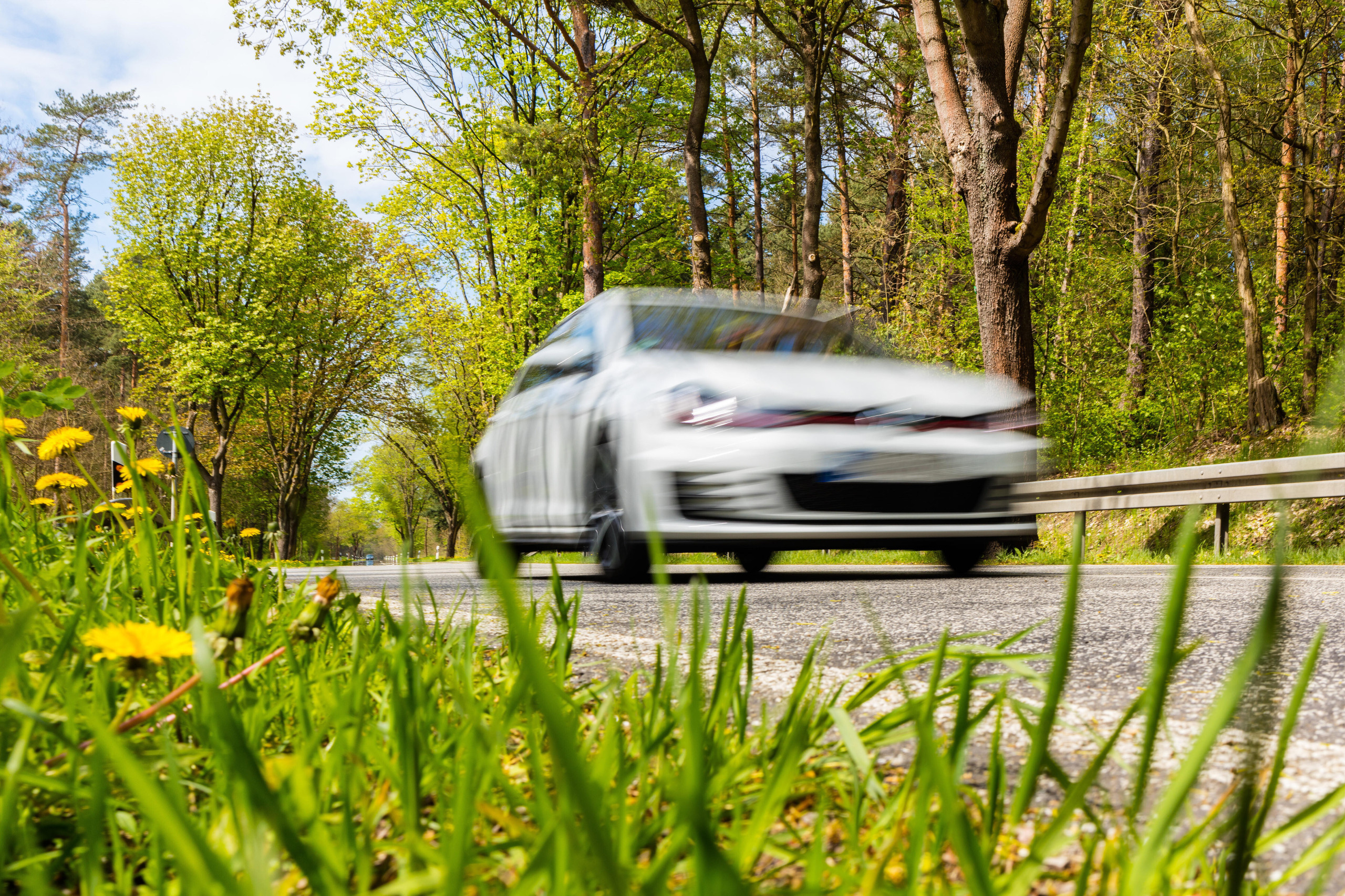 Hohe Geschwindigkeit erhöht den Luftwiderstand und damit den Verbrauch beim Autofahren. (Bild: Maurice Tricatelle / Zoonar / Picture Alliance)
